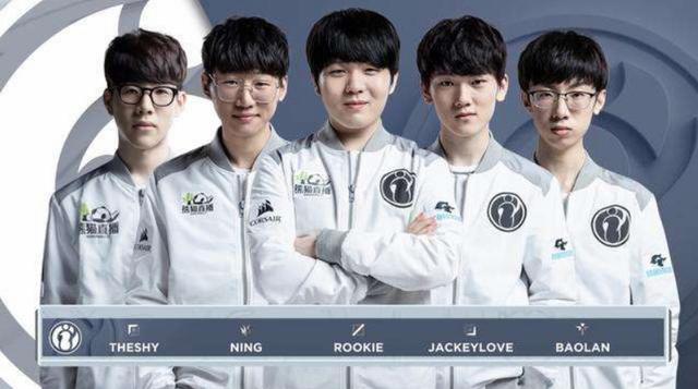 西蒙斯正面 西蒙斯正面